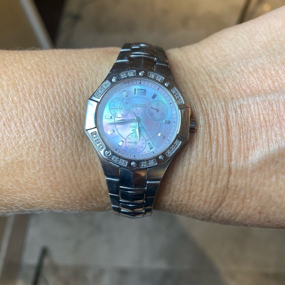 Diamond, Mother of Pearl s/s Woman’s Seiko watch